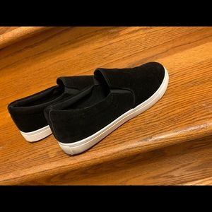 Woman’s size to velvet flats